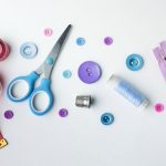 Marketing z naklejkami samoprzylepnymi na rolce – Jak przyciągnąć uwagę konsumentów?